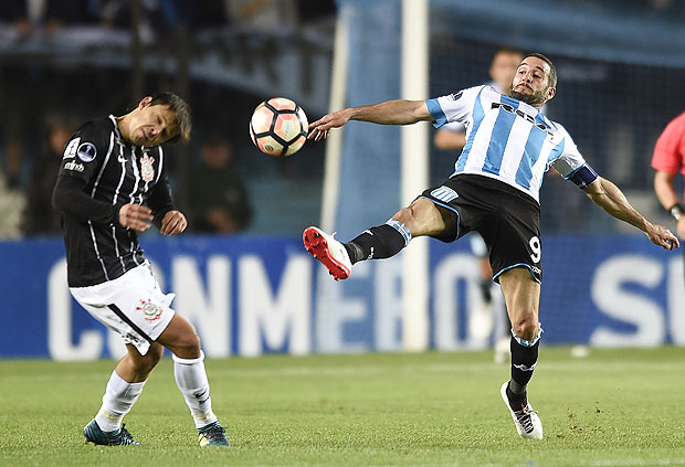 Romero (esq.), do Corinthians, disputa bola com Lisandro Lopez, do Racing