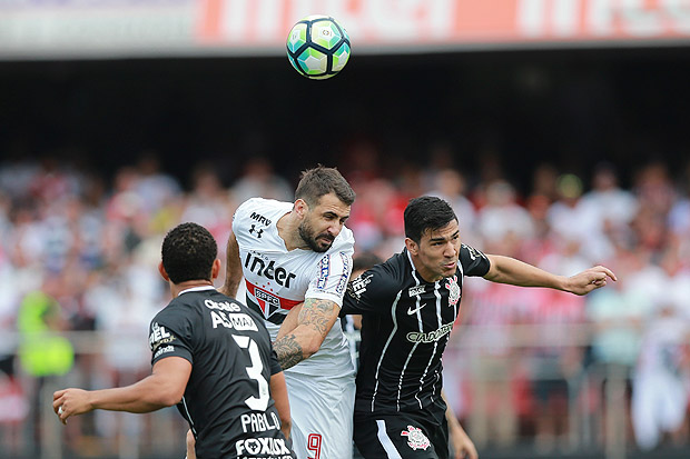 Lance do jogo entre So Paulo x Corinthians, pelo Campeonato Brasileiro