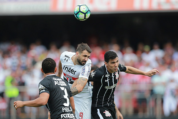 Sao Paulo, SP 24/09/2017 BrasilCampeonato Brasileiro 2017 Jogo Sao Paulo x Corinthians no estadio do Morumbi. ( Robson Ventura/Folhapress ). EMBARGADA PARA VEICULOS ONLINE *** UOL E FOLHA.COM E FOLHAPRESS CONSULTAR FOTOGRAFIA DO AGORA *** FONES 32242169 3224 3342 ***