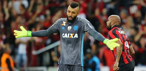 Goalie Alex Muralha (L), of Brazil's Flamengo gestures after Thiago Heleno (R) from Brazil's Atletico Paranaense celebrates a goal during the 2017 Libertadores Cup football match at the Arena da Baixada stadium in Curitiba on April 26, 2017. / AFP PHOTO / Heuler Andrey