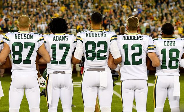 GREEN BAY, WI - SEPTEMBER 28: Green Bay Packers players link arms during the singing of the national anthem before the game against the Chicago Bears at Lambeau Field on September 28, 2017 in Green Bay, Wisconsin. Stacy Revere/Getty Images/AFP / AFP PHOTO / GETTY IMAGES NORTH AMERICA / Stacy Revere