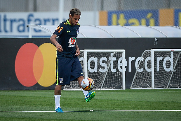 Neymar participa do primeiro treino da seleo, em Terespolis, antes de duelo com a Bolvia pela penltima rodada das eliminatrias para a Copa do Mundo