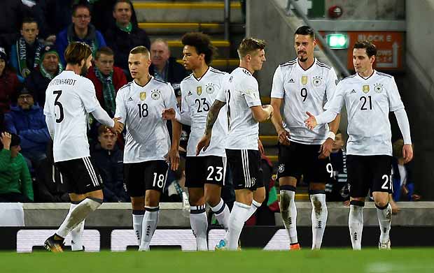 Jogadores da Alemanha comemoram gol marcado por Kimmich, o terceiro na vitria sobre a Irlanda do Norte por 3 a 1