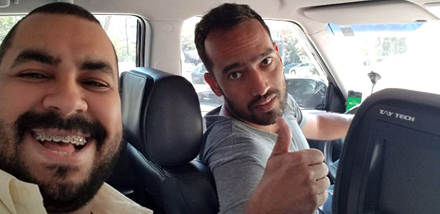 Roger Guerreiro (direita) com o passageiro rubro-negro Ivan Medeiros no Uber