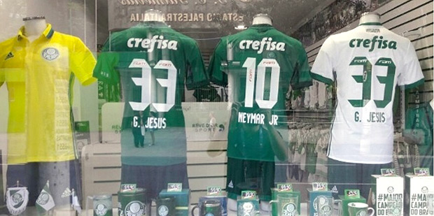 Loja não-oficial do Palmeiras estampa "Neymar Jr." em uma camisa do clube um dia antes do jogo da seleção no Allianz Parque