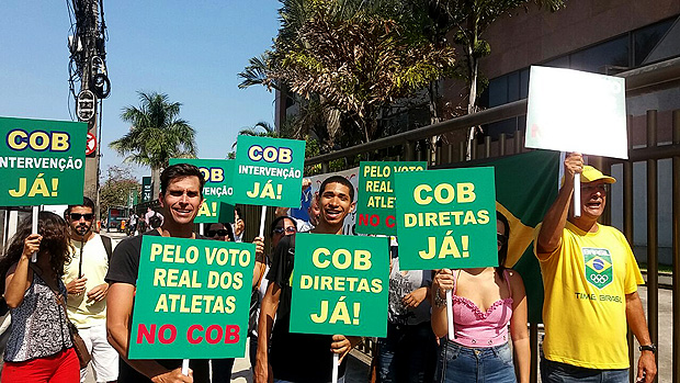 Ex-secretário nacional de alto rendimento, Luiz Lima, protesta com outras pessoas na frente da sede do COB, no Rio