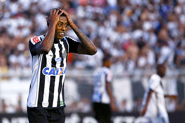 Bruno Henrique lamenta chance desperdiada durante o empate do Santos contra a Ponte Preta