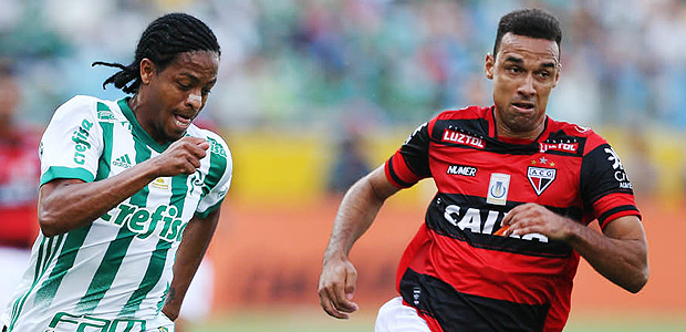 O jogador Keno, da SE Palmeiras, disputa bola com o jogador Gilvan, do Atltico C Goianiense, durante partida vlida pela vigsima oitava rodada, do Campeonato Brasileiro, Srie A, no Estdio Olmpico Pedro Ludovico.