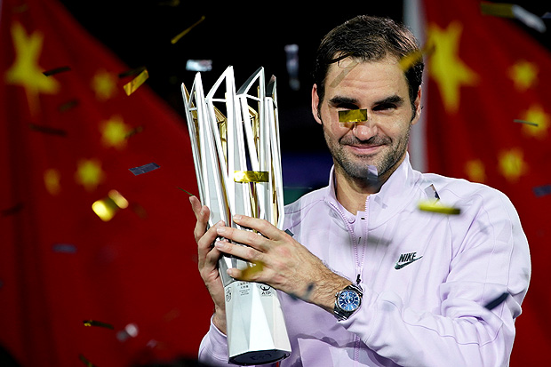 Federer levanta o trofu do Masters 1.000 de Xangai