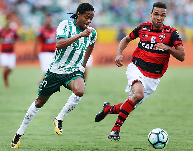 Keno arranca com a bola durante jogo do Palmeiras contra o Atltico-GO