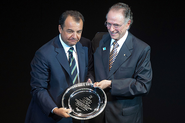 El exgobernador de Río Sergio Cabral y el expresidente del Comité Olímpico Brasileño Carlos Arthur Nuzman en una ceremonia en 2010