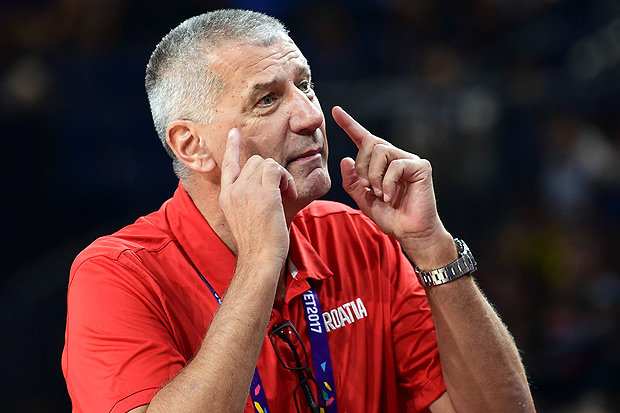 Croatia's head coach Aleksandar Petrovic reacts during the FIBA Eurobasket 2017 men's round 16 basketball match between Croatia and Russia at Sinan Erdem Sport Arena in Istanbul on September 10, 2017. / AFP PHOTO / OZAN KOSE