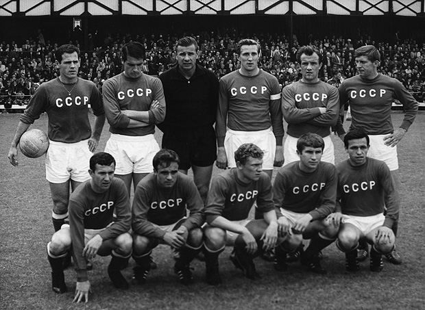 Equipe da URSS antes do incio de sua partida de quartas-de-final da Copa do Mundo com a Hungria Sunderland. A Unio Sovitica passou a se qualificar para as meias-finais com uma vitria por 2-1. O guarda-redes Lev Yashin pode ser visto em preto na linha de trs.
