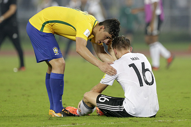 O brasileiro Lucal Halter consola o alemo Lars Mai depois de vencer o jogo da Copa do Mundo Sub-17 da FIFA em Kolkata, na ndia, no domingo 22 de outubro de 2017.