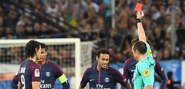 O árbitro francês Ruddy Buquet mostra o cartão vermelho para o atacante Neymar durante partida entre o Olympique de Marselha e o Paris Saint-Germain, no estádio Velódrome