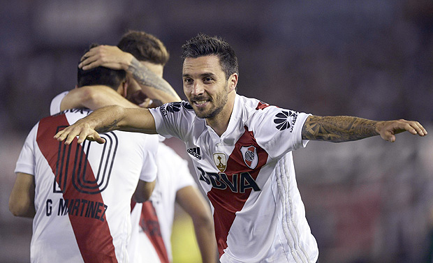 Jogadores do River Plate comemoram gol marcado em vitria sobre o Lans