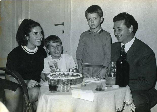 A família Petrovic comemora aniversário do caçula, Drazen (centro)