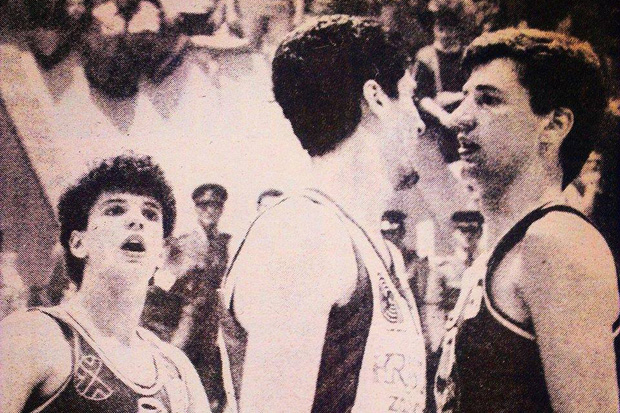 Aleksandar Petrovic (dir.) discute com adversário do Estrela Vermelha em final do Campeonato Iugoslavo de 1985. Drazen Petrovic (esq.) observa