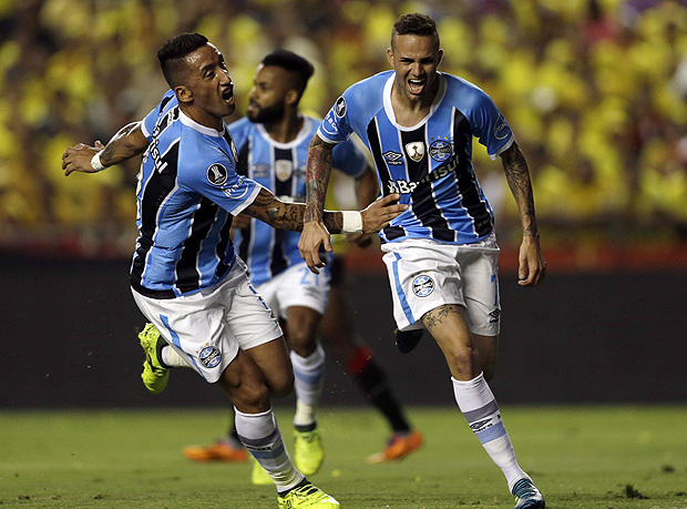Jogadores do Grmio comemoram gol na semifinal da Libertadores