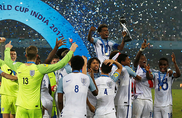 Futebol - Final da Copa do Mundo Sub-17 da FIFA - Inglaterra vs Espanha - Vivekananda Yuba Bharati Krirangan, Kolkata, ndia - 28 de outubro de 2017 O Angel Gomes da Inglaterra comemora com o trofu depois de vencer a Copa do Mundo Sub-17 de FIFA 2017