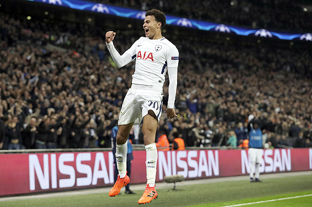Dele Alli comemora o seu segundo gol marcado na vitria do Tottenham sobre o Real Madrid