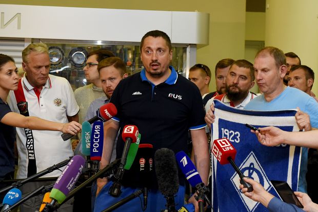 Alexander Shprigin desembarca em Moscou aps ser expulso da Frana na Eurocopa