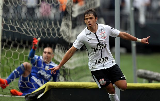 Romero comemora o gol que abriu o placar na vitória do Corinthians sobre o Palmeiras