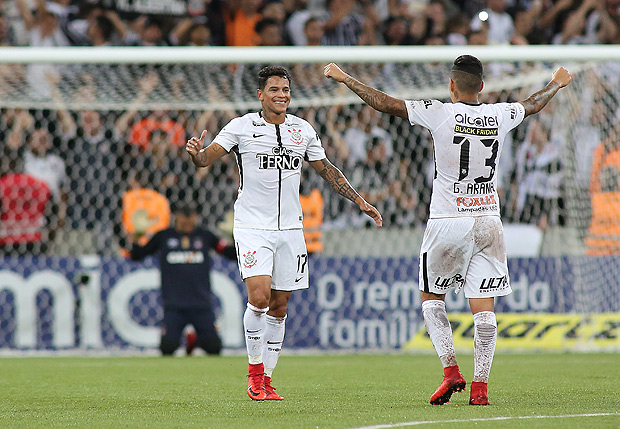 Giovanni Augusto e Guilherme Arana comemoram gol do Corinthians contra o Atltico-PR