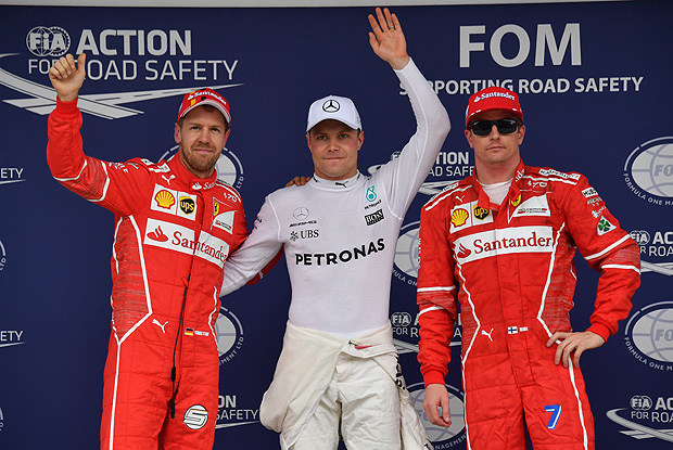 O piloto finlands Mercedes, Valtteri Bottas (C), o piloto alemo Ferrari Sebastian Vettel (L) e o piloto finlands da Ferrari, Kimi Raikkonen, colocam fotos depois de terem ocupado o primeiro, segundo e terceiro lugar no incio do Grande Prmio da Frmula 1, respectivamente, durante o Sesso de qualificao Q3 no circuito de Interlagos em So Paulo, Brasil, em 11 de novembro de 2017.