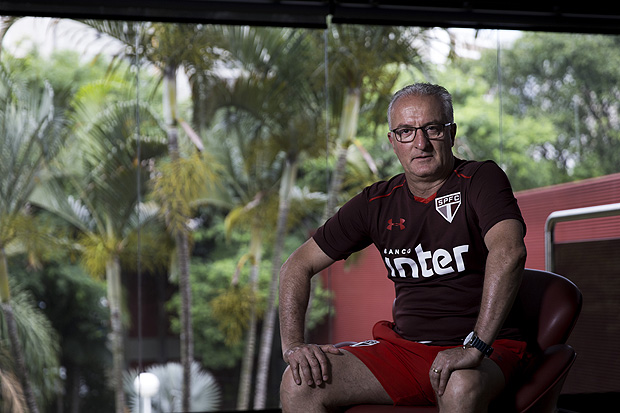 RETRATO DORIVAL JUNIOR. Retrato do tecnico do time de futebol do So Paulo, Dorival Junior, no CT da Barra Funda.
