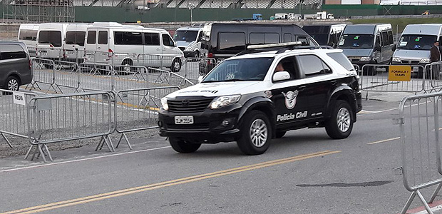 Carro da Polcia Civil segue equipe da Mercedes na sada de Interlagos, neste sbado 