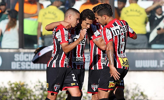 Jogadores do So Paulo comemoram gol marcado por Marcos Guilherme