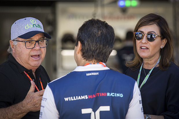 Titnio, pai de Felipe Massa, e a esposa Ana Elena conversam com integrante da Williams em Interlagos 