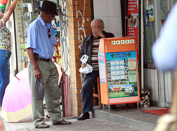 Homem se aproxima de balco de jogos na avenida So Joo