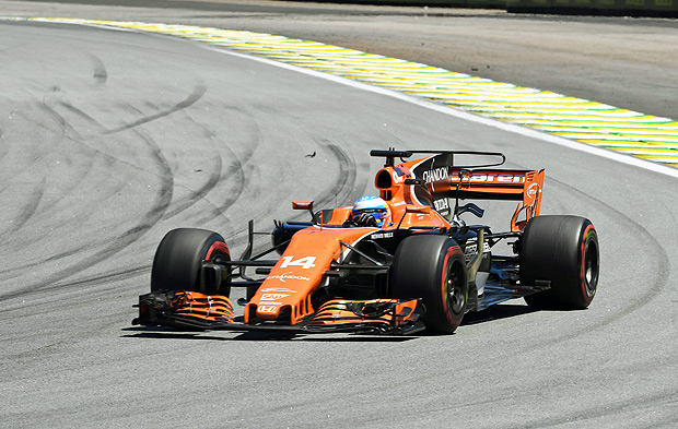 McLaren, de Fernando Alonso, durante a disputa do GP Brasil de 2017