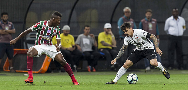 Romero encara marcador do Fluminense durante partida no Itaquero