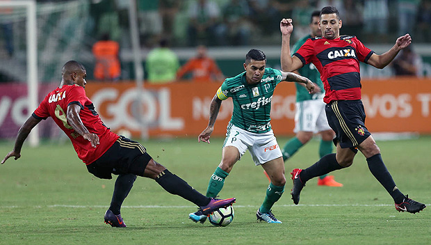 Dudu, do Palmeiras, disputa bola com Diego Souza, do Sport