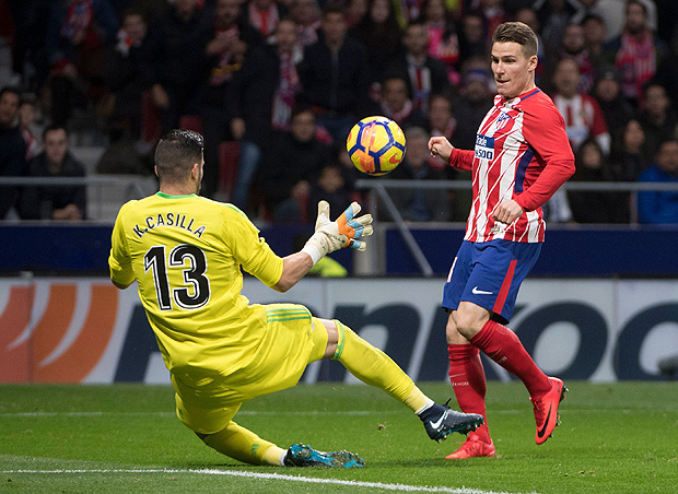 Atletico Madrid's French forward Kevin Gameiro (R) vies with Real Madrid's Spanish goalkeeper Kiko Casilla during the Spanish league football match Atletico Madrid vs Real Madrid at the Wanda Metropolitan stadium in Madrid on November 18, 2017. / AFP PHOTO / CURTO DE LA TORRE