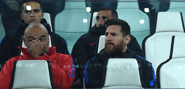 Lionel Messi no banco de reservas na partida entre Juventus e Barcelona