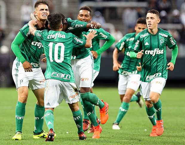 Jogadores da categoria sub-17 do Palmeiras comemoram gol marcado contra o Corinthians no 1 jogo da final da Copa do Brasil da categoria