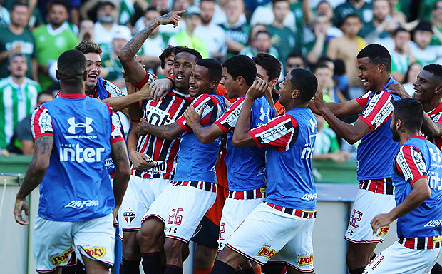 Eder Milito comemora seu gol com os jogadores do So Paulo durante o jogo contra o Coritiba - http://media2.saopaulofc.net/media/174310/2612_crop_galeria.jpg