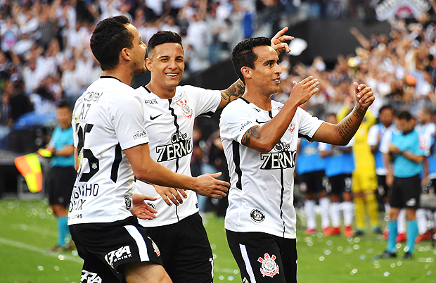 Corinthians' player Jadson (R) celebrate his goal with teammates against Atletico Mineiro during their Brazilian Championship football match at the Arena Corinthians stadium on November 26, 2017, in Sao Paulo, Brazil. Corinthians won the Brazilian Championship with three rounds in advance. / AFP PHOTO / NELSON ALMEIDA ORG XMIT: NAL003