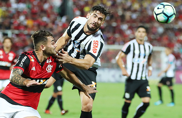 O atacante Rodrigo Vizeu, do Flamengo, disputa bola com o zagueiro santista Fbian Noguera