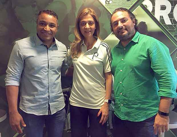 Roger Machado, novo tcnico do Palmeiras, ao lado de Leila Pereira e Alexandre Mattos