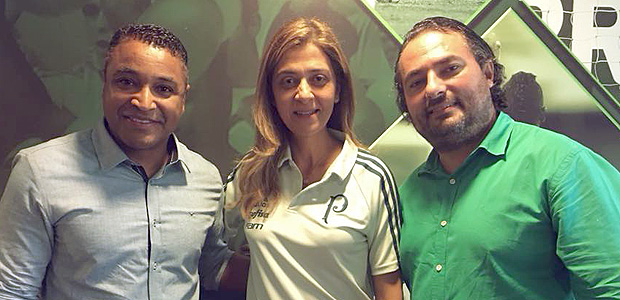 Roger Machado ao lado de Leila Pereira, presidente da Crefisa, e Alexandre Mattos, diretor de futebol