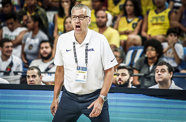 Aleksandar Petrovic, técnico da seleção brasileira de basquete, em jogo contra a Venezuela 