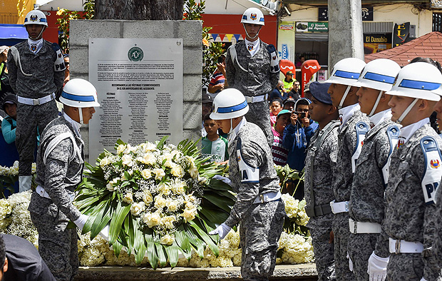 Soldados colocam coroa de flores perto  placa inaugurada na Colmbia