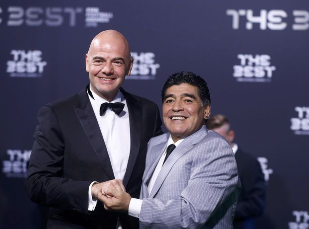 O presidente da Fifa Gianni Infantino ao lado de Diego Maradona em evento da Fifa em Londres