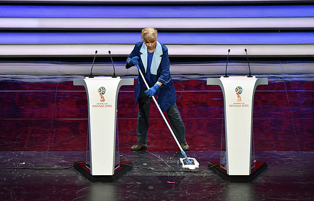 A staffer cleans the stage prior to the final draw for 2018 FIFA World Cup football tournament at the State Kremlin Palace in Moscow, on December 1, 2017. The 2018 FIFA World Cup will be held from June 14 and July 15, 2018, in 11 Russian cities. / AFP PHOTO / Mladen ANTONOV