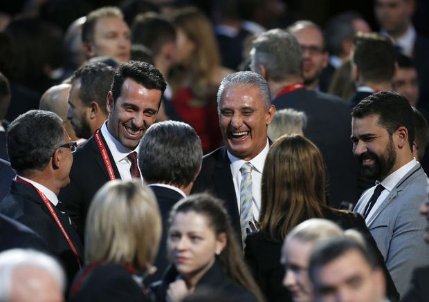 El entrenador del equipo brasileo de ftbol, Tite, a la derecha, y el ex jugador brasileo Edu sonren despus del sorteo de la Copa Mundial de ftbol 2018 en el Kremlin en Mosc 